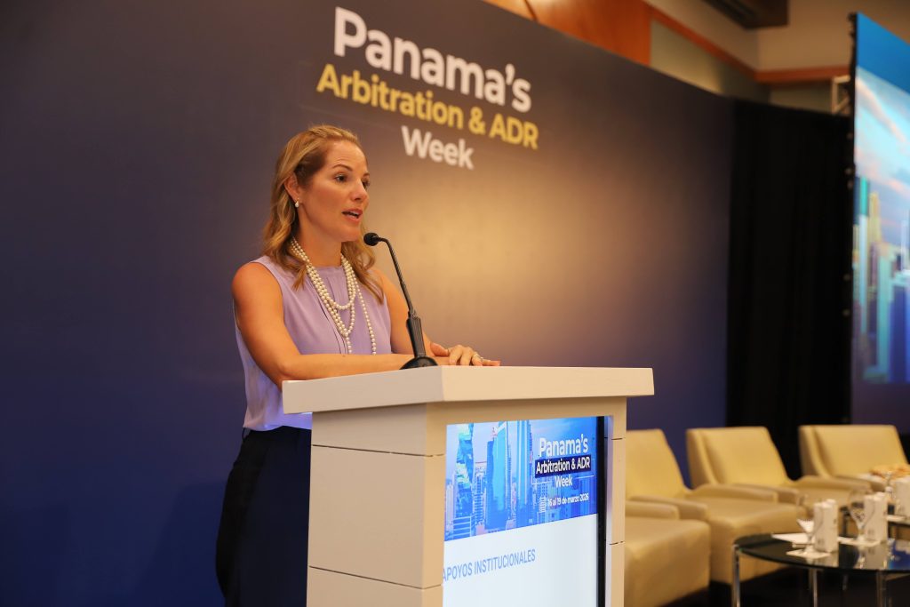 Cristina López, socia, en la Semana de Arbitraje de Panamá. Panel