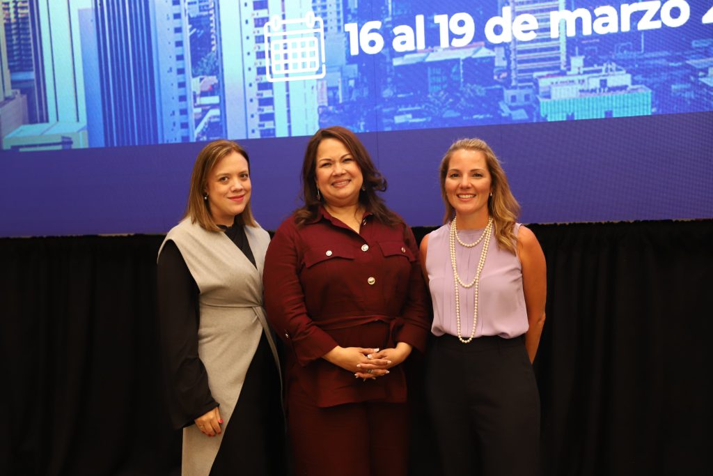 Cristina López, socia, en la Semana de Arbitraje de Panamá. Panel