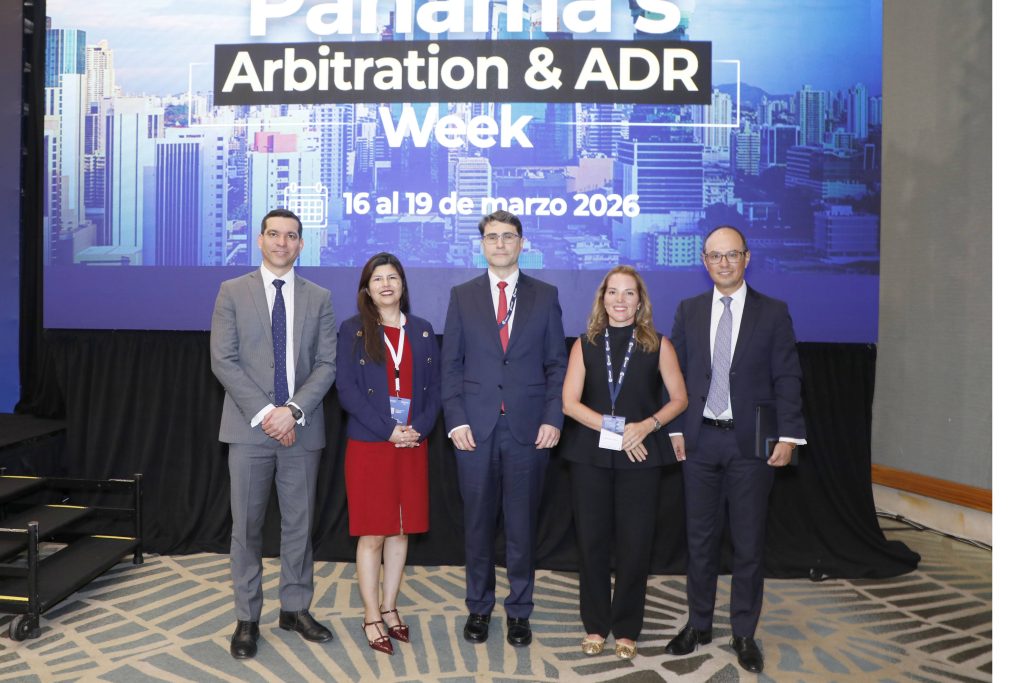 Cristina López, socia, en la Semana de Arbitraje de Panamá. Panel